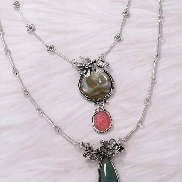 Elegant Silver and Green Pendant Necklace - Picture 4 of 5